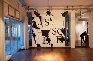 03 Wandgestaltung: Lärm ist das Geräusch der anderen – Kurt Tucholsky, Risograph, tortuga, © esc medien kunst labor