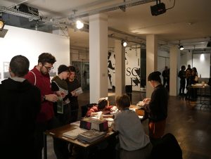 09 15.12.2015 Bring & Share-Tisch: Bücher- und Zine-Tisch zum Lesen, Anschauen, Tauschen und Herzeigen, © esc medien kunst labor