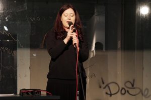 11 15.12.2015 Voice-Performance: Irina Karamarkovic macht Lärm für Geflüchtete, © esc medien kunst labor