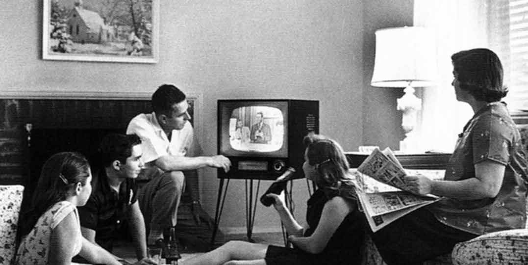 (c) National Archives and Records Administration_Flyersujet_Family watching television