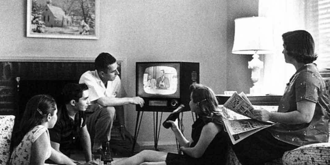 (c) National Archives and Records Administration_Flyersujet_Family watching television