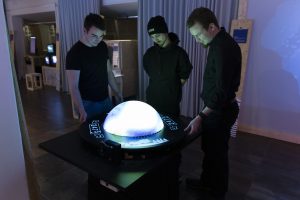 Gib-mir-Raum_Vernissage10_FH-Joanneum_@_esc_medien-kunst-labor_©_Foto:_Miriam-Koeroesi