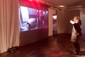 Machine-Learning-City_Vernissage3_ELEVATE_Adam-Harvey_@_esc_medien-kunst-labor_©_Foto:_Hannah-Antonia