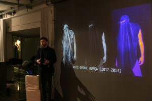 Machine-Learning-City_Vortrag5_ELEVATE_Adam-Harvey_@_esc_medien-kunst-labor_©_Foto:_Hannah-Antonia