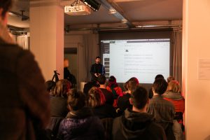 Machine-Learning-City_Vortrag6_ELEVATE_Adam-Harvey_@_esc_medien-kunst-labor_©_Foto:_Hannah-Antonia