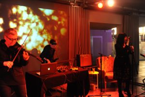 Medusa's-Bed_Performance2_L.Lunch_Z.Mani_M.Zabelka_@_esc_medien-kunst-labor_©_Foto:_Maryam-Mohammadi
