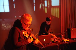 Medusa's-Bed_Performance7_L.Lunch_Z.Mani_M.Zabelka_@_esc_medien-kunst-labor_©_Foto:_Maryam-Mohammadi