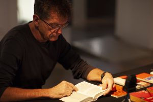sofa68_Büchertisch1_Seppo-Gründler_@_esc_medien-kunst-labor_©_Foto:_Martin-Gross
