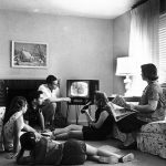 sofa68_Sujet_Seppo-Gründler_@_esc_medien-kunst-labor_©_Foto:_National-Archives-and-Records-Administration_Family-watching-television-1958