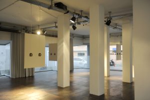 Promenade.-Anekdote,-Alltag,-Abbild_Ausstellungsansicht_by_Martin-Rumori_@_esc_medien-kunst-labor_©_esc-mkl_Foto:_Maryam-Mohammadi