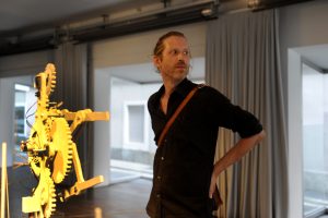 theatrum-mundi_Ausstellungsansicht_by_Niki-Passath_@_esc_medien-kunst-labor_Schaufenstergalerie-SCHARF_galerie-galerie_©_Foto:_Maryam-Mohammadi