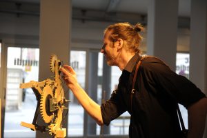 theatrum-mundi_Ausstellungsansicht_by_Niki-Passath_@_esc_medien-kunst-labor_Schaufenstergalerie-SCHARF_galerie-galerie_©_Foto:_Maryam-Mohammadi