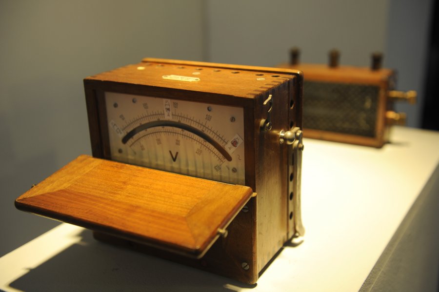 Fenster 5 – Art Piece 5: Daily Rhythms Collective, Voltmeter of Disobedience