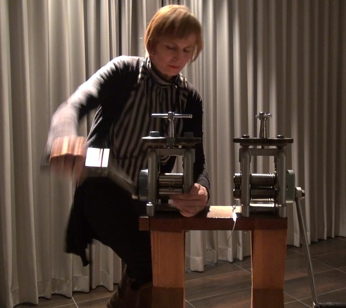 Fenster 15 – Art Piece 15: Barbara Edlinger, NO – Klang-/Arbeitsperformance (Verwalzungen)