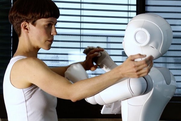 esc_medien_kunst_labor_nothing-more-human-then-humanoid_frame_embodying_a_shadoweva-maria_kraft_mit_roboter_machina_streaming2021_rm._loizenbauer.jpg