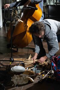 Georg-Wissa-beim-Konzert-des-Radio-Ironie-Orchester-im-esc-medie-kunst-labor-am-Arts-Birthday-Foto-Martin-Gross-©escmedienkunstlabor