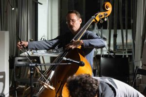 Christopher-Williams-beim-Konzert-des-Radio-Ironie-Orchester-im-esc-medie-kunst-labor-am-Arts-Birthday-Foto-Martin-Gross-©escmedienkunstlabor