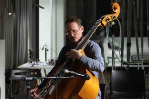 Christopher-Williams-beim-Konzert-des-Radio-Ironie-Orchester-im-esc-medie-kunst-labor-am-Arts-Birthday-Foto-Martin-Gross-©escmedienkunstlabor