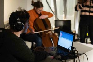 Cosima-Hubner-beim-Konzert-des-Radio-Ironie-Orchester-im-esc-medie-kunst-labor-am-Arts-Birthday-Foto-Martin-Gross-©escmedienkunstlabor