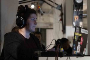Margarethe-Mayerhofer-Lischka-beim-Konzert-des-Radio-Ironie-Orchester-im-esc-medie-kunst-labor-am-Arts-Birthday-Foto-Martin-Gross-©escmedienkunstlabor