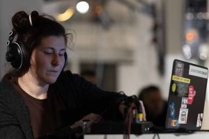Margarethe-Mayerhofer-Lischka-beim-Konzert-des-Radio-Ironie-Orchester-im-esc-medie-kunst-labor-am-Arts-Birthday-Foto-Martin-Gross-©escmedienkunstlabor