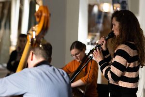 Konzert-des-Radio-Ironie-Orchester-im-esc-medie-kunst-labor-am-Arts-Birthday-Foto-Martin-Gross-©escmedienkunstlabor